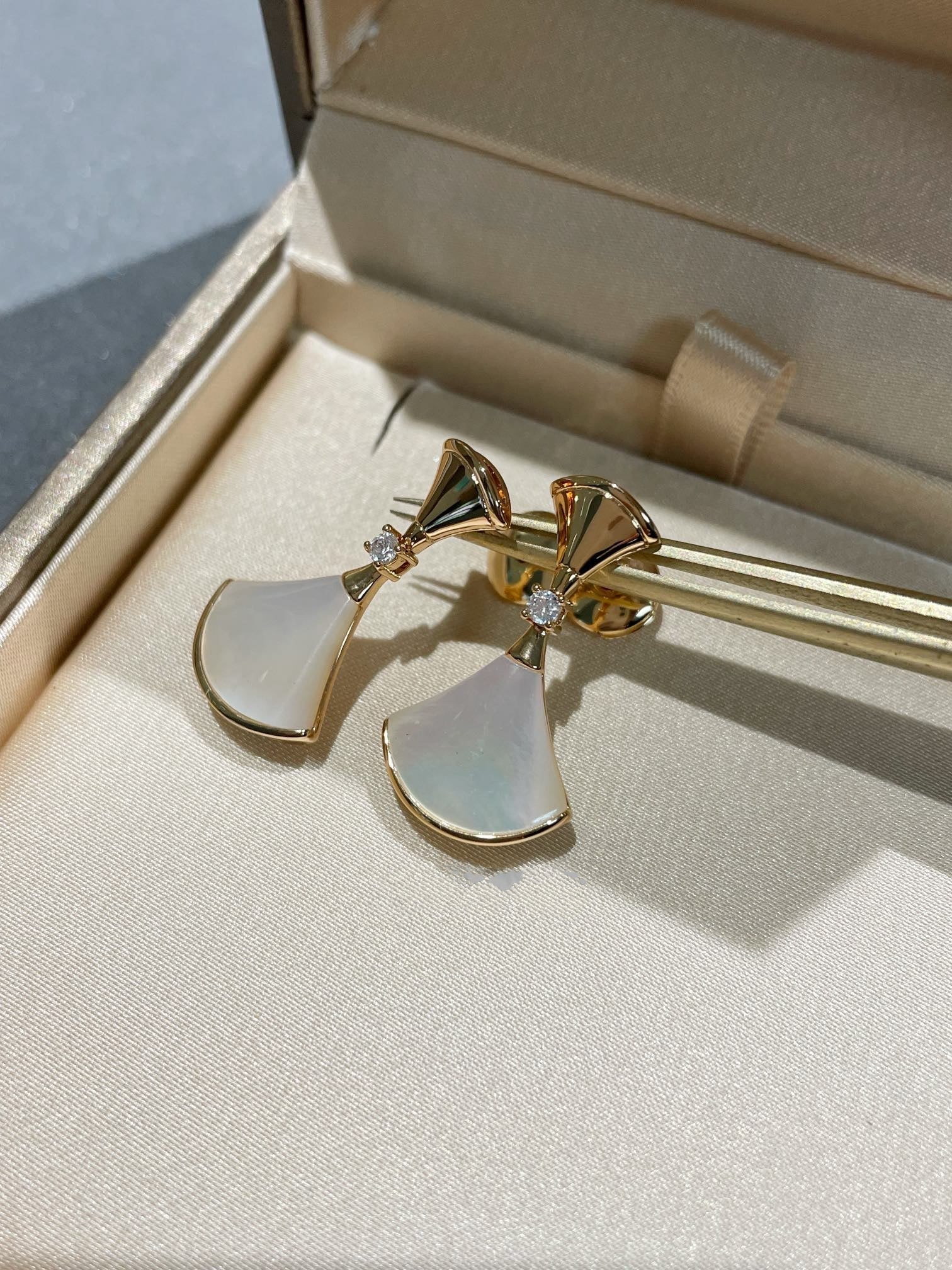 BVLGARI DREAM MOP 1 DIAMOND EARRINGS