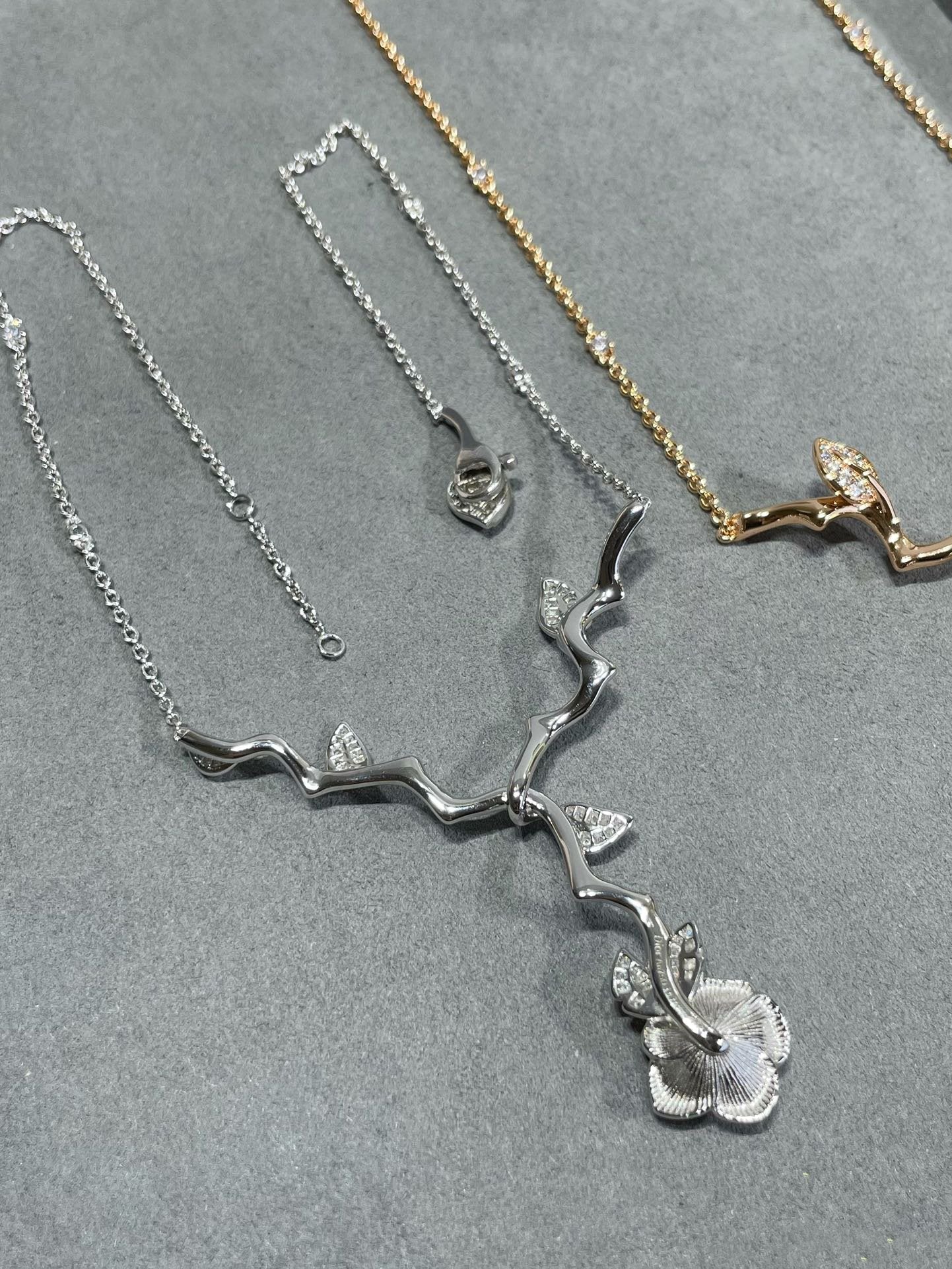 DIOR ROSE BAGATELLE DIAMOND NECKLACE