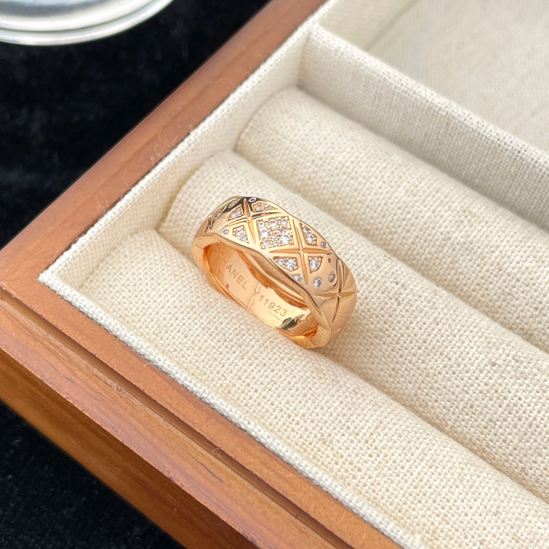 Chanel Crush Ring 6.8Mm Gold Diamonds Quilted