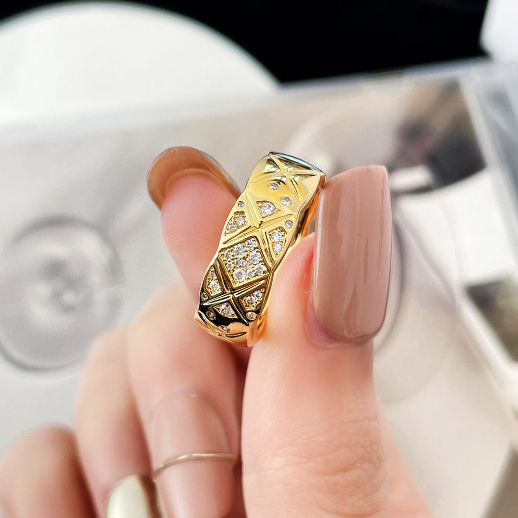 Chanel Crush Ring 6.8Mm Gold Diamonds Quilted