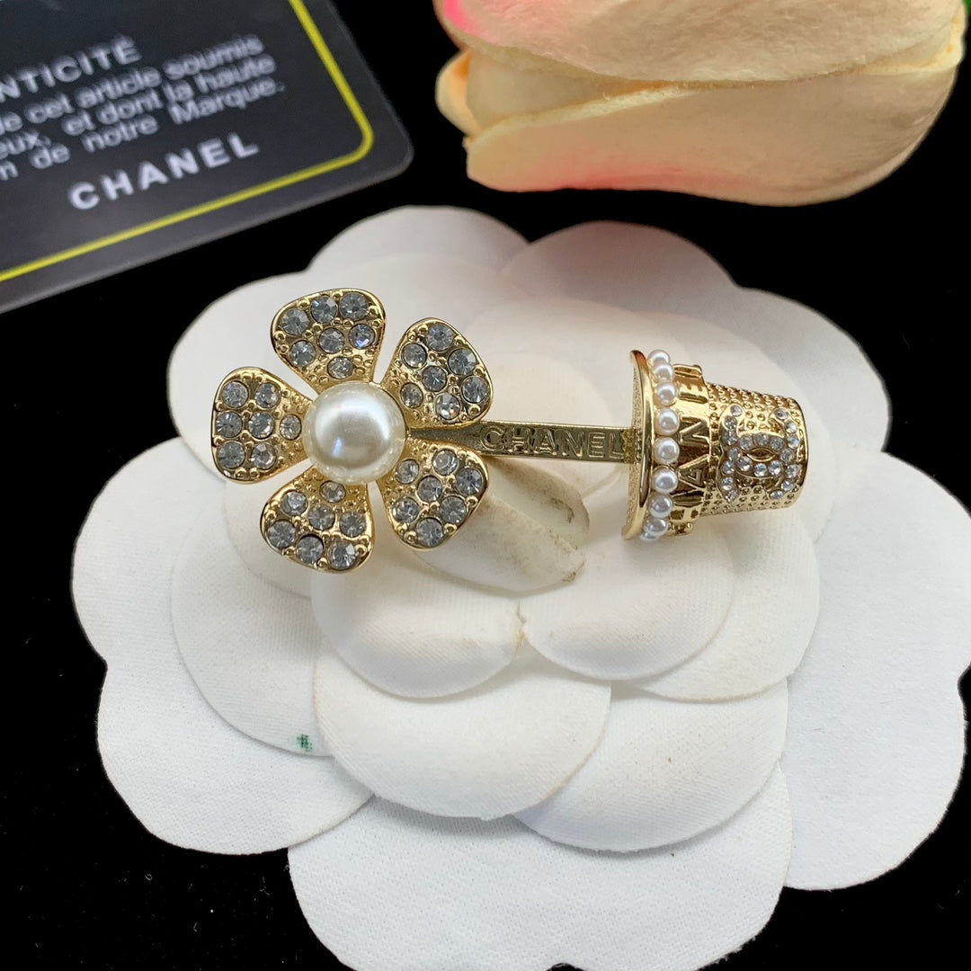 Chanel Brooch Gold 178143