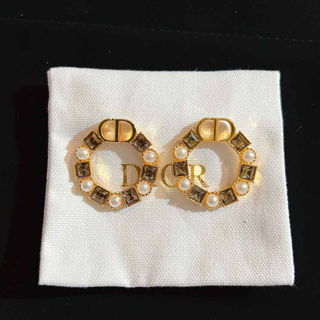 DIOR CD EARRINGS GOLD-FINISH METAL WITH RESIN PEARLS AND AMBER-COLORED CRYSTALS