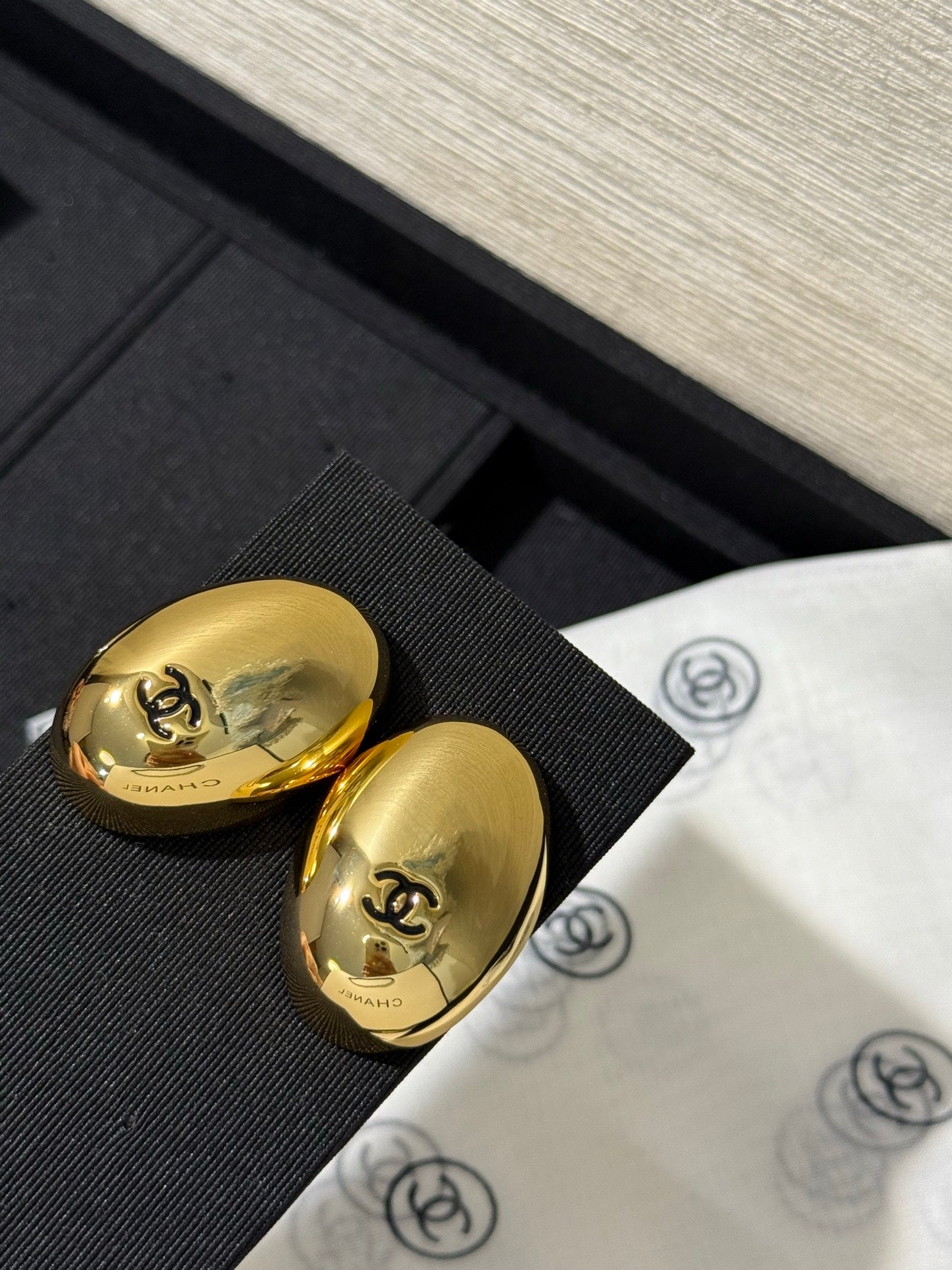 Chanel 2026 Mirror Black Enamel Double C Oval Pigeon Egg Earrings